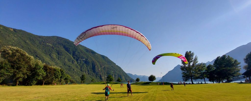 Gleitschirmflieger beim Groundhandling am Ladenplatz Idrosee
