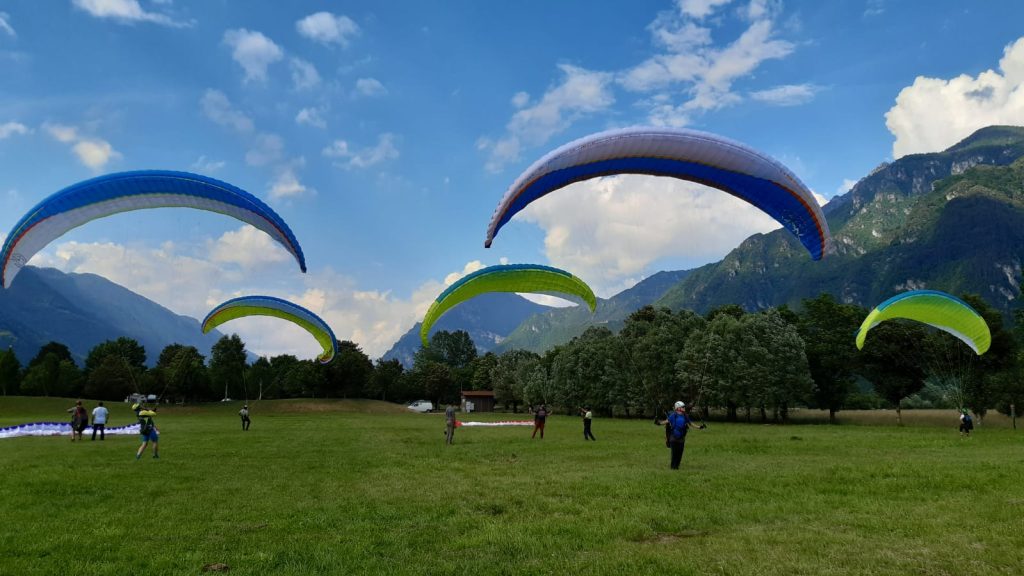 Gleitschirme beim Groundhandling am Ladenplatz Idrosee