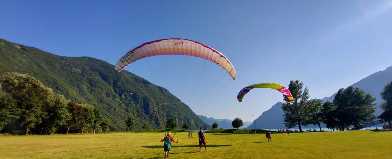 Gleitschirmflieger beim Groundhandling am Landeplatz Idrosee