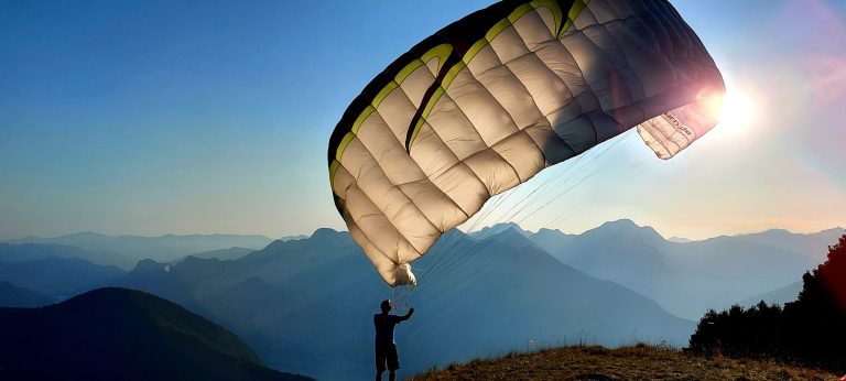 Pilot beim Groundhandeln vor dem Start am Monte Alpo