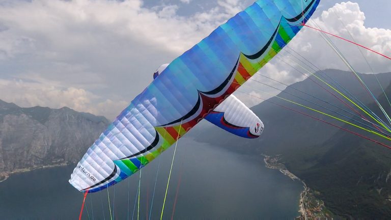 Gleitschirme bei der Steilspirale Synchron Acro