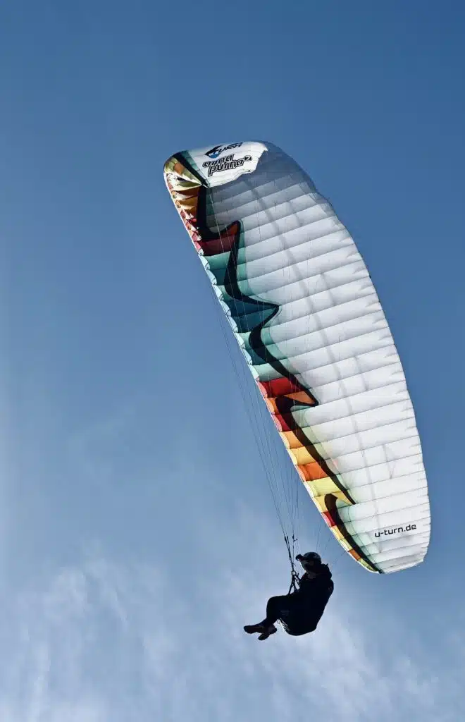 Gleitschirm vor blauem Himmel